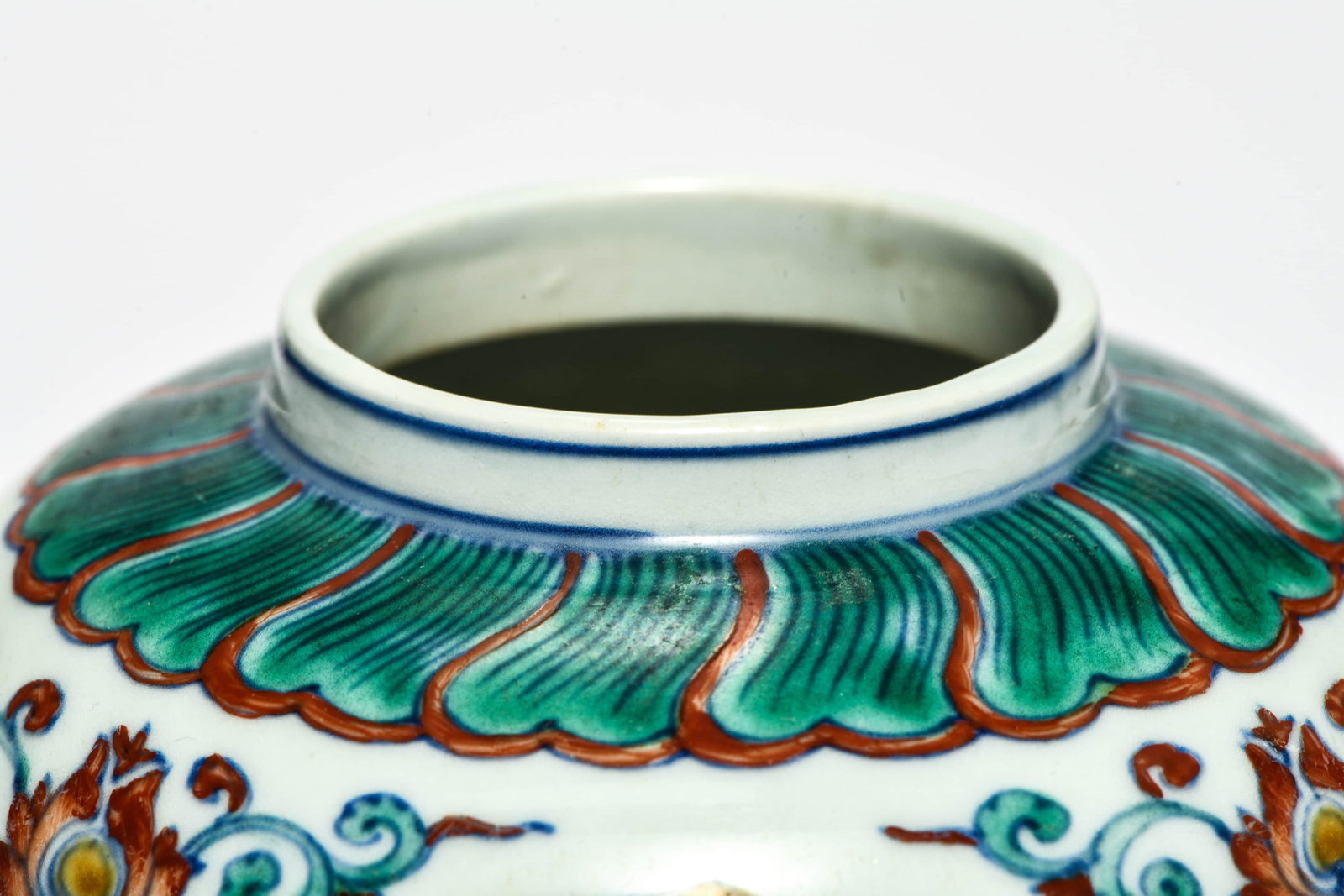 A doucai 'Interlocking flowers' covered jar - 3