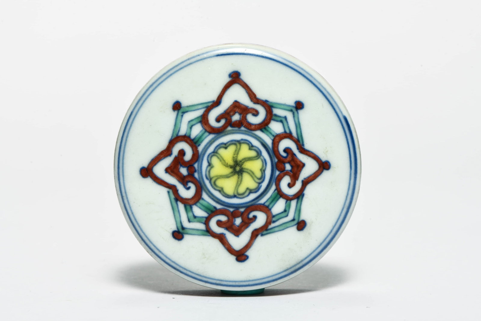 A doucai 'Interlocking flowers' covered jar - 4
