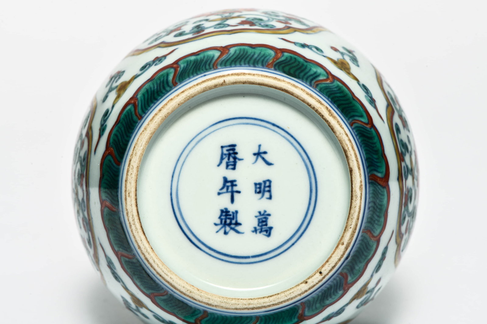 A doucai 'Interlocking flowers' covered jar - 5