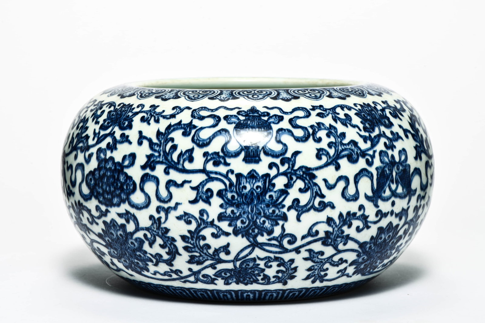 A blue and white 'Interlocking lotus and ruyi' basin: A BLUE AND WHITE 'INTERLOCKING LOTUS AND RUYI' BASIN Description: Diameter::30cm Height::16.5cm Bidders need to know All the items are sold as is and all sales are final. All bidders are encouraged to