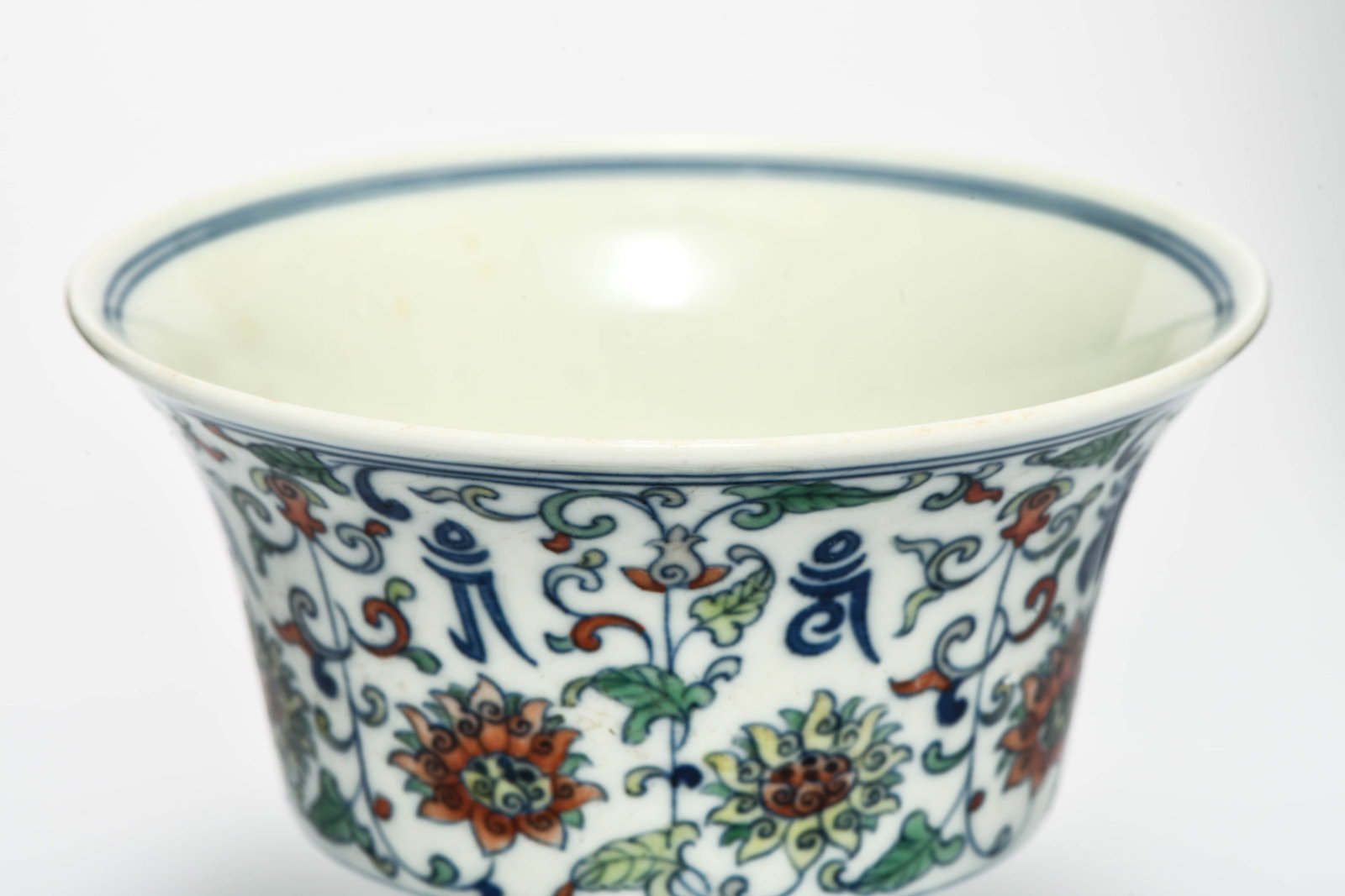 A doucai 'Sanskrit script and Eight Buddhist Emblems' stem cup - 4