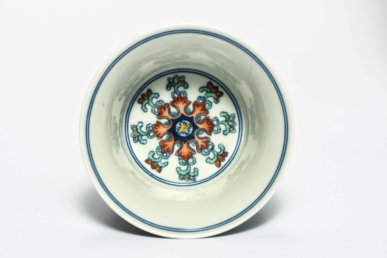 A doucai 'Sanskrit script and Eight Buddhist Emblems' stem cup - 5