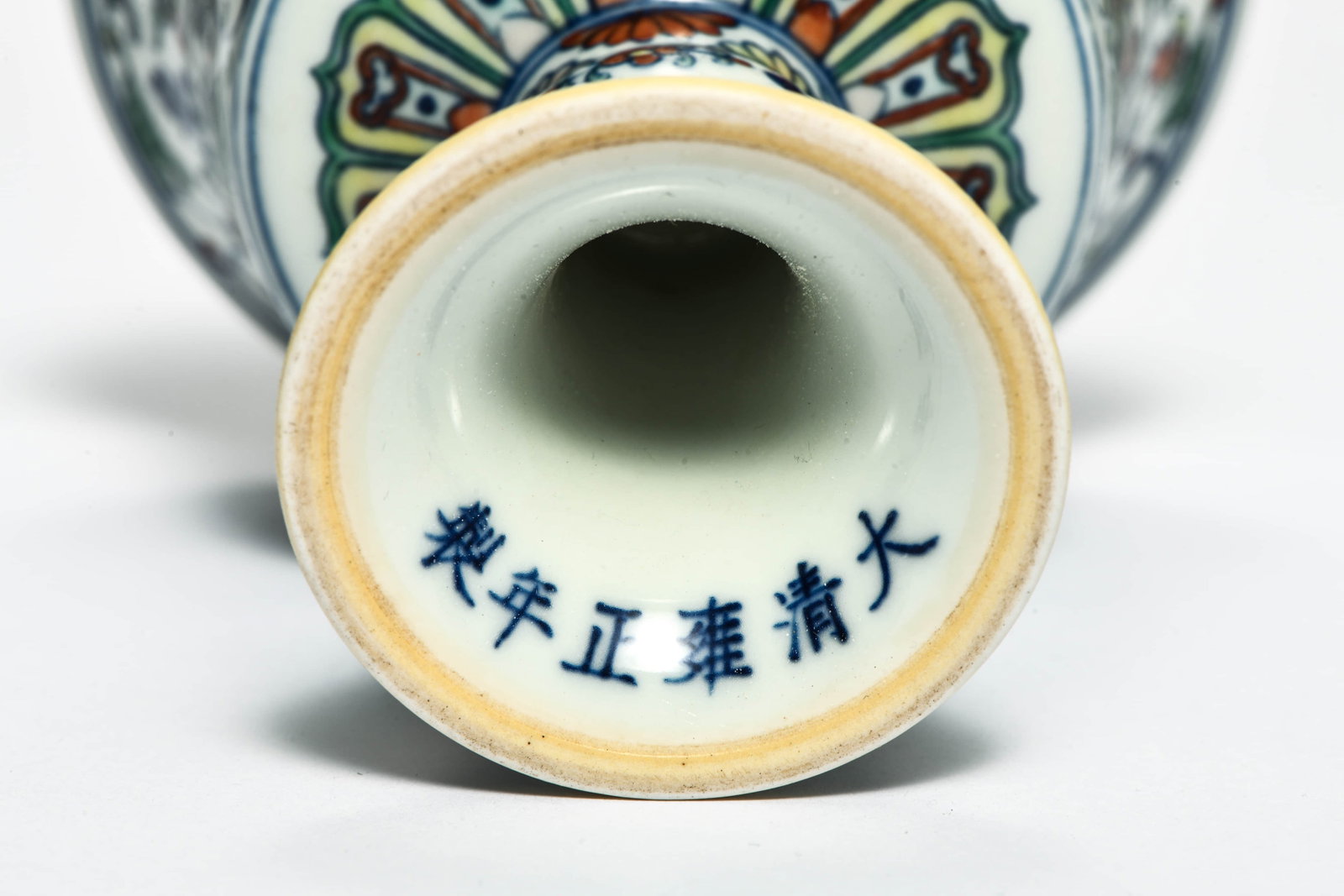A doucai 'Sanskrit script and Eight Buddhist Emblems' stem cup - 6