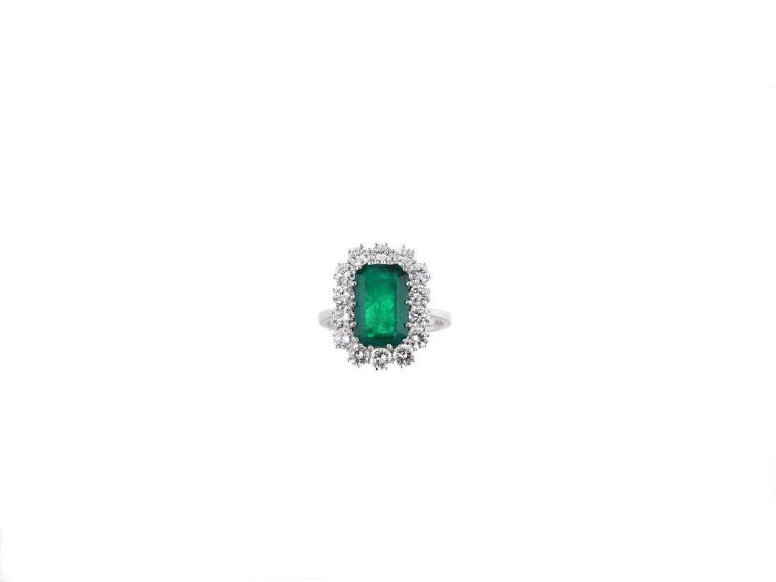 ANELLO IN ORO BIANCO, SMERALDO E DIAMANTI al centro uno: ANELLO IN ORO BIANCO, SMERALDO E DIAMANTI al centro uno smeraldo di ct 3.40 circa entro contorno in diamanti per ct 1.90 circa, misura 14,5, g 6,2 EMERALD, DIAMOND AND WHITE GOLD RING