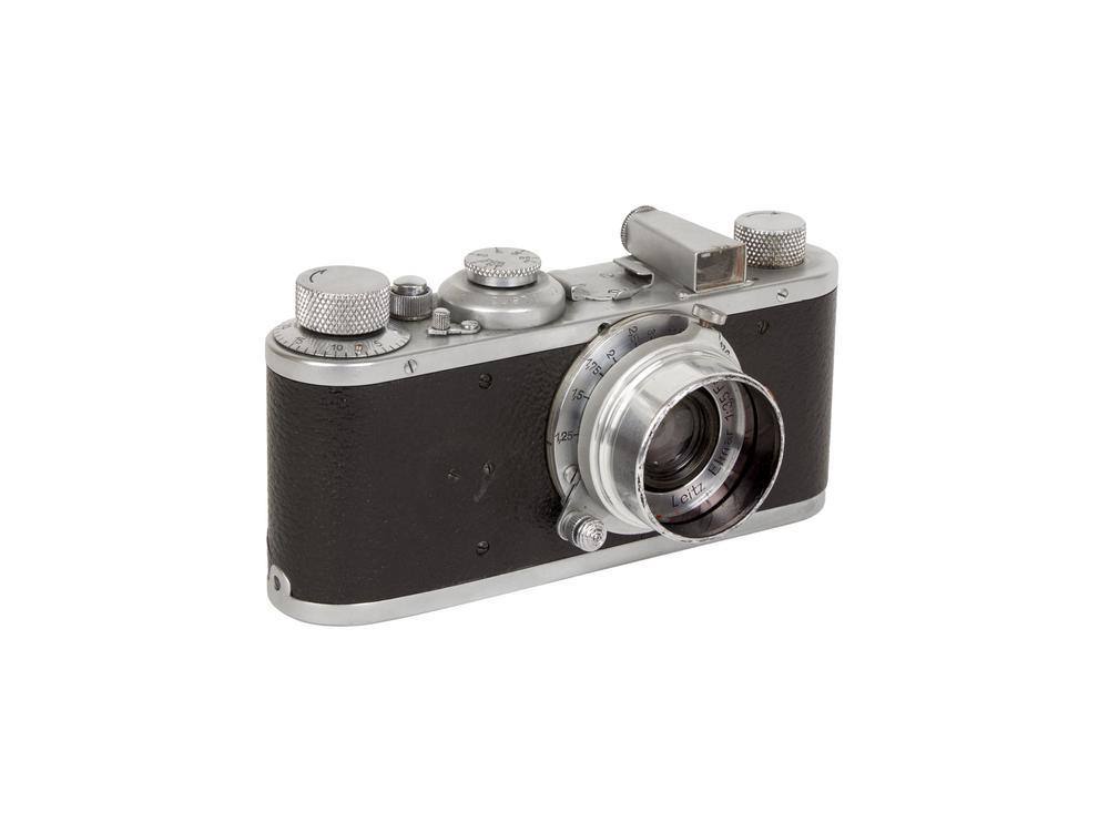 Leica I Mod. A Elmar 3.5/50 mm Un esemplare unico di: Leica I Mod. A Elmar 3.5/50 mmUn esemplare unico di Leica I Mod. A. Probabilmente realizzato su personale richiesta del cliente, senza la caratteristica barra di fissaggio dell'ottica e con una finitu
