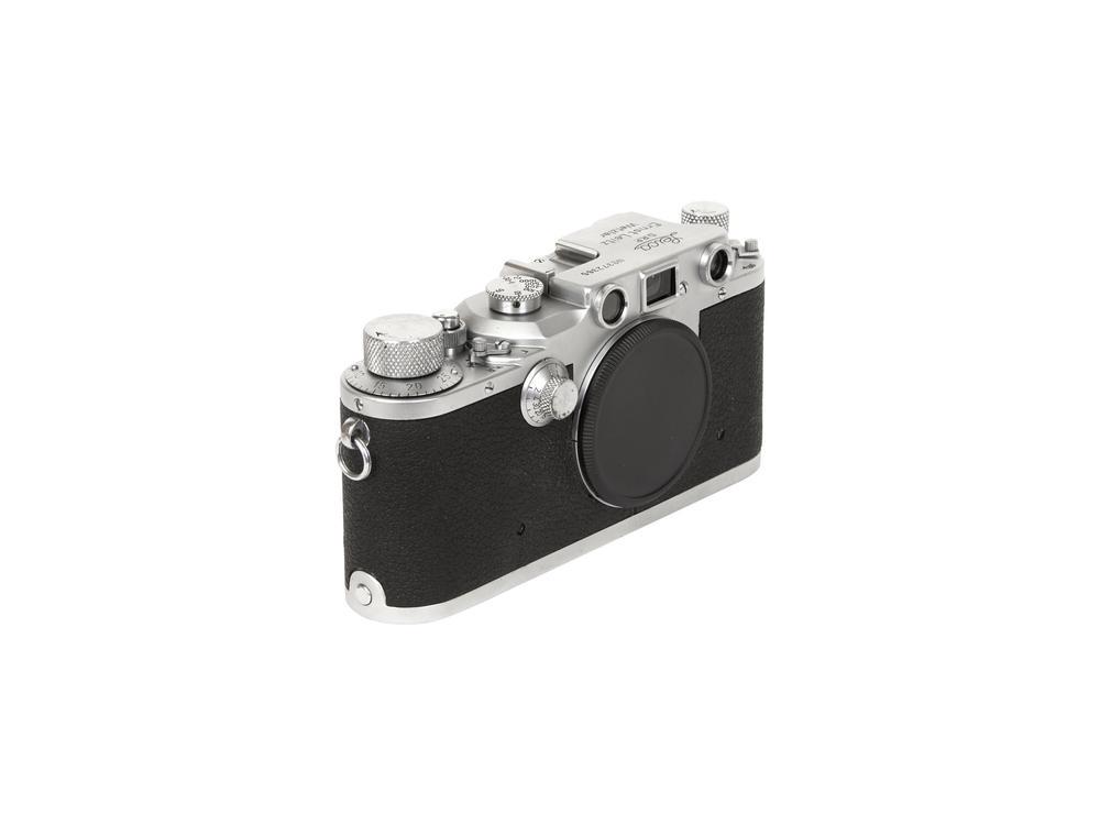 Leica III C Il modello Leica III C, prodotto dal 1940: Leica III CIl modello Leica III C, prodotto dal 1940 rappresenta un punto di svolta nella produzione delle Leica con passo a vite. Per la prima volta eseguita su un unico pezzo pressofuso e non su una