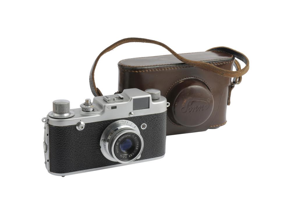 Gatto A.G. Sonne C4 Elionar Anastigmat T 3.5/5 cm: Gatto A.G. Sonne C4 Elionar Anastigmat T 3.5/5 cmRarissima macchina 35 mm SLR a telemetro, copia della Leica III. Prodotta dalla ditta Gatto di Pordenone, Italia. Si tratta della prima versione. Sebbe