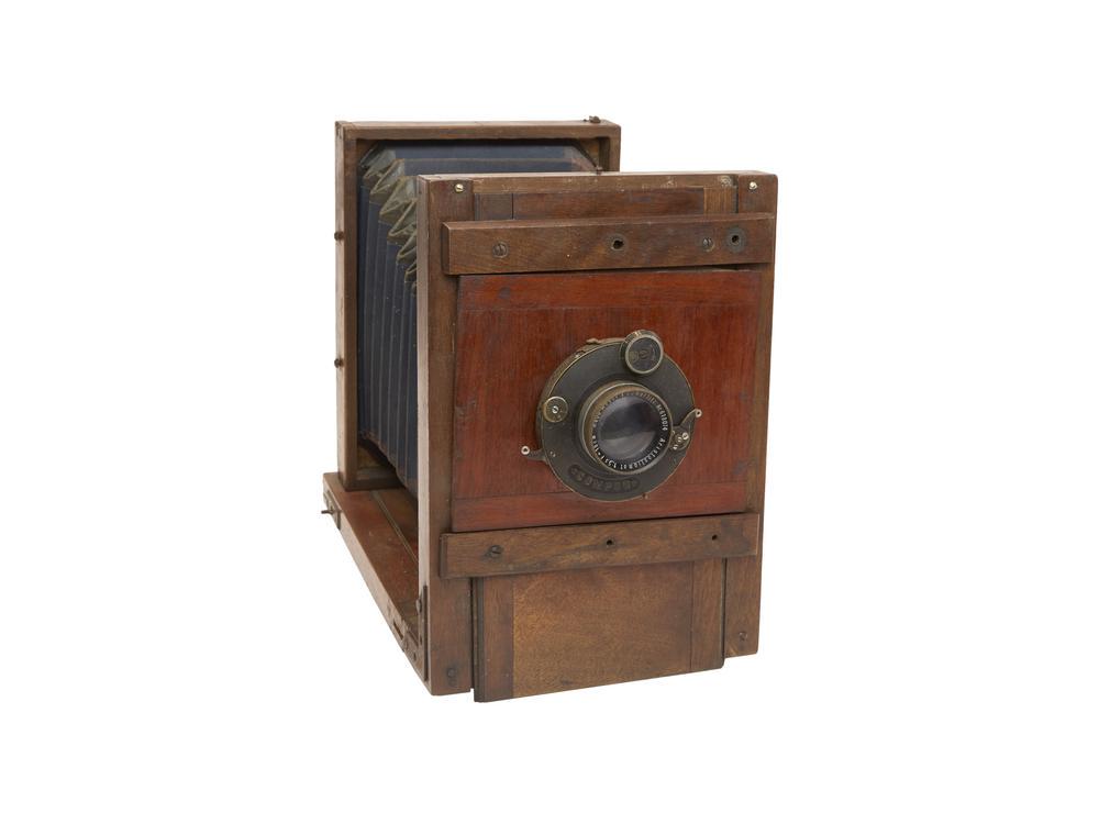 Banco ottico in legno formato 13x18 Banco ottico: Banco ottico in legno formato 13x18Banco ottico pieghevole in legno formato 13x18 cm. Meccanismi in ottone. Completo di vetro smerigliato di messa a fuoco e ottica Hugo Meyer Aristostigmat 18 cm f. 5.