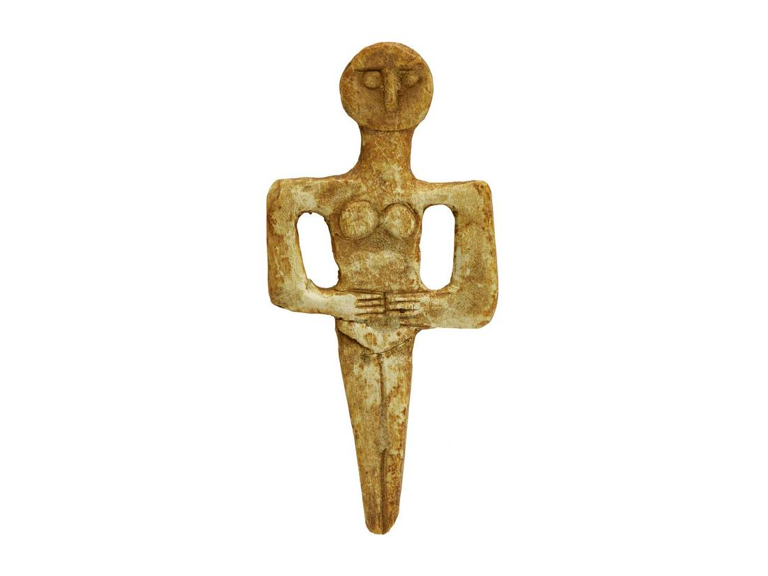 DIVINITA' FEMMINILE DATAZIONE: II millennio a. C.: DIVINITA' FEMMINILE DATAZIONE: II millennio a. C. MATERIA E TECNICA: calcite intagliata Figura femminile stilizzata ricavata da una lastra piatta di calcite, con testa rotonda, viso schematico, bracci