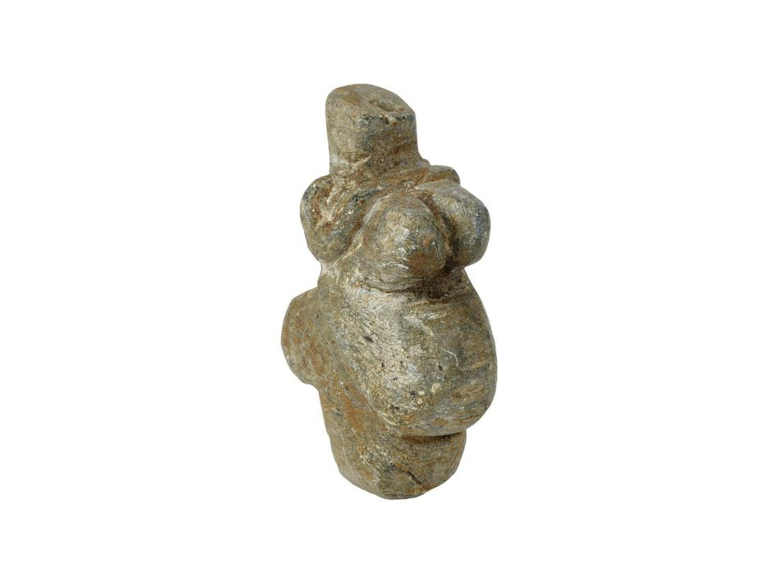 FIGURA STEATOPIGIA DATAZIONE: III millennio a. C: FIGURA STEATOPIGIA DATAZIONE: III millennio a. C MATERIA E TECNICA: calcare scolpito Figura femminile steatopigia con testa appena accennata, braccia sul petto che abbracciano i grandi seni, ventre pr