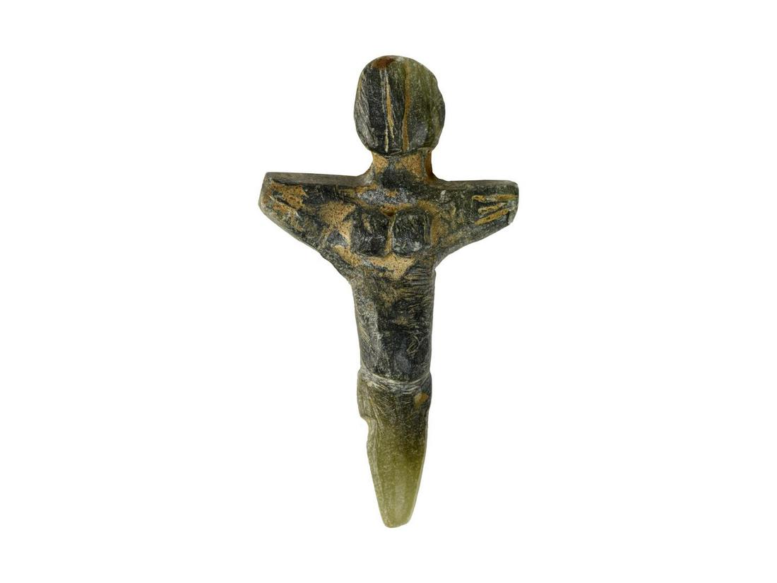 PENDENTE CIPRIOTA DATAZIONE: III millennio a. C MATERIA: PENDENTE CIPRIOTA DATAZIONE: III millennio a. C MATERIA E TECNICA: picrolite scolpita e levigata Figura femminile stilizzata con testa rotonda, braccia aperte a croce, seni e ventre in evidenza, gambe