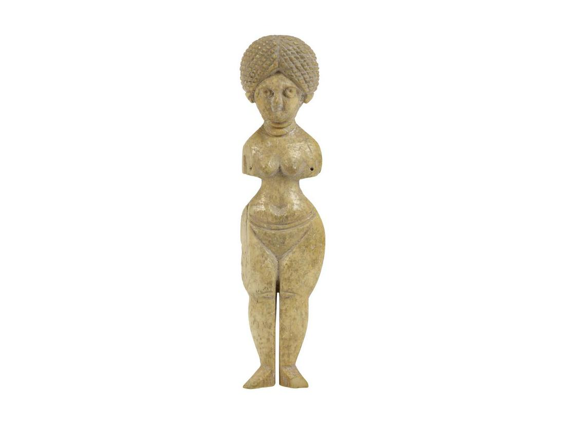 DEA MADRE DATAZIONE: III millennio a. C. MATERIA E: DEA MADRE DATAZIONE: III millennio a. C. MATERIA E TECNICA: avorio intagliato e levigato Idolo femminile stante, nudo, con acconciatura a ricci rigonfi, seni in evidenza e ampio bacino. Presenta inser