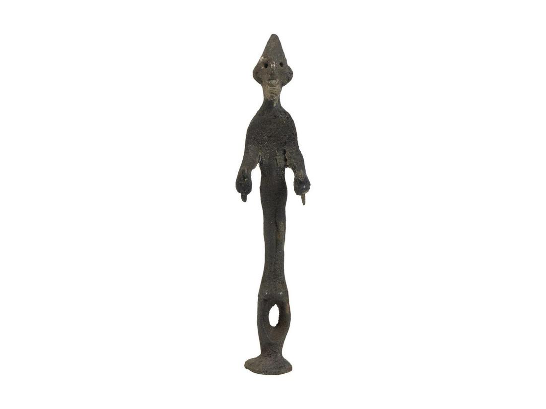 TESHUB IN ARGENTO DATAZIONE: X-IX sec. a. C. MATERIA E: TESHUB IN ARGENTO DATAZIONE: X-IX sec. a. C. MATERIA E TECNICA: argento fuso e cesellato Statuina d'argento raffigurante Teshub, il dio del fulmine fenicio, come un personaggio stante con copricapo co