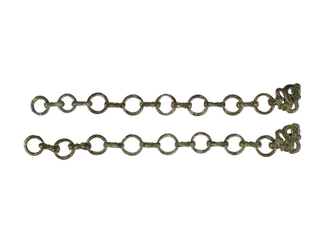 CATENE DA PUGNALE IN BRONZO DATAZIONE: III sec. a. C.: CATENE DA PUGNALE IN BRONZO DATAZIONE: III sec. a. C. MATERIA E TECNICA: bronzo fuso e cesellato Due catene in bronzo con anelli in verga e ganci per sospendere il pugnale alla cintura PRODUZIONE: cul