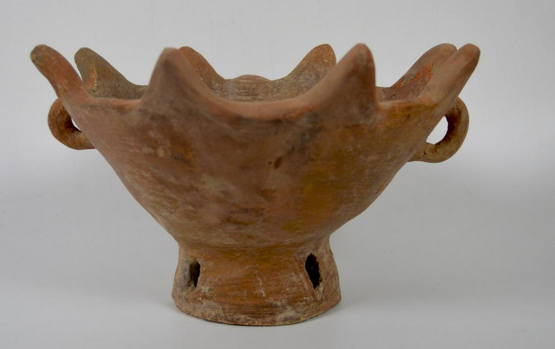 COPPA DENTELLATA DATAZIONE: II millennio a. C.: COPPA DENTELLATA DATAZIONE: II millennio a. C. MATERIA E TECNICA: argilla depurata rossiccia; modellata a mano Grande coppa con bordo decorato da apofisi troncoconiche, vasca profonda, fondo piatto. P