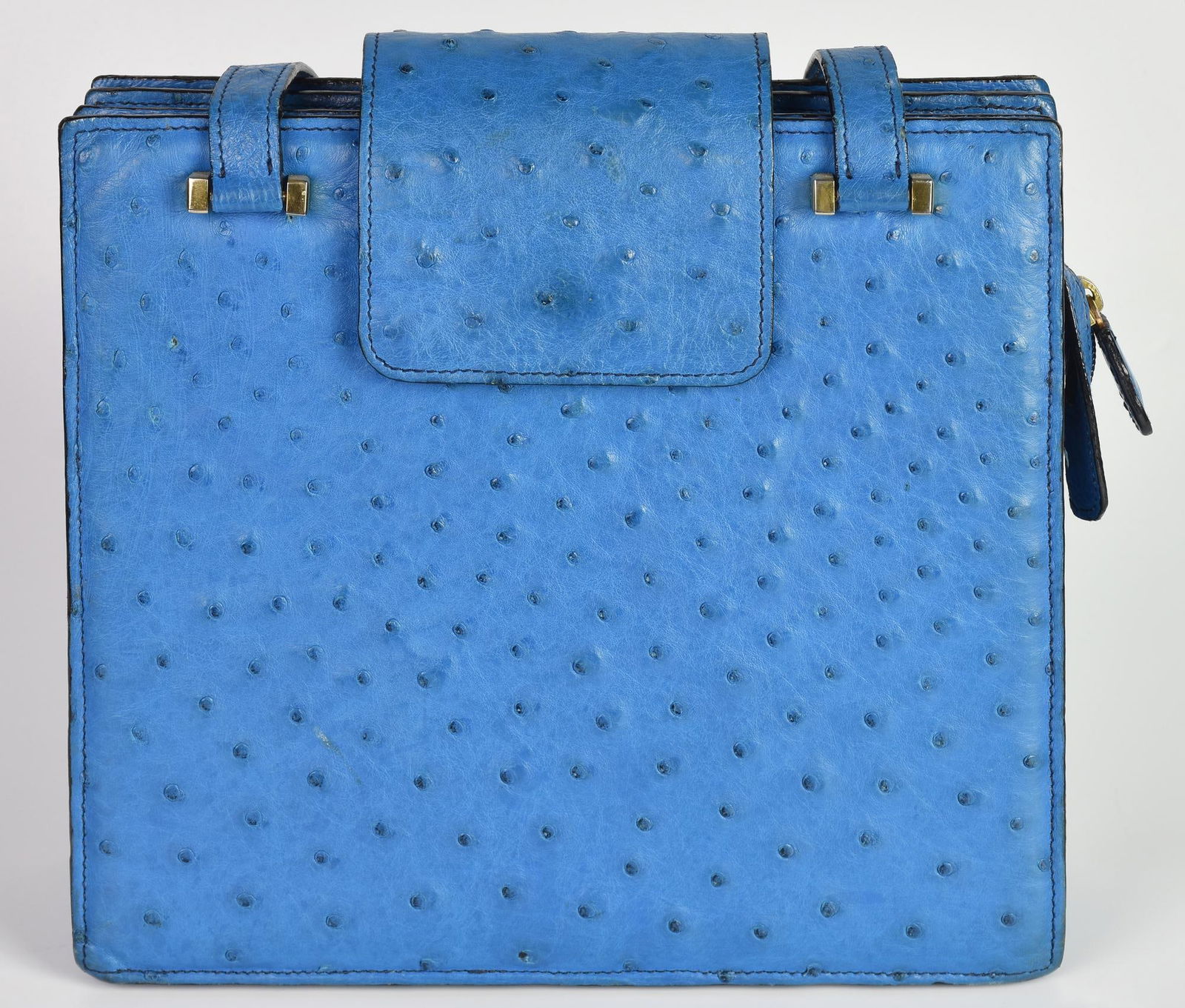 OSTRICH LEATHER BAG: OSTRICH LEATHER BAGDESCRIPTION:Light blue ostrich leather bag with three compartments and bellows closure, 25x27x6 cm, handle width 27 cm. Laurence, Turin. Well preserved.DESCRIZIONE:Borsa in pelle di