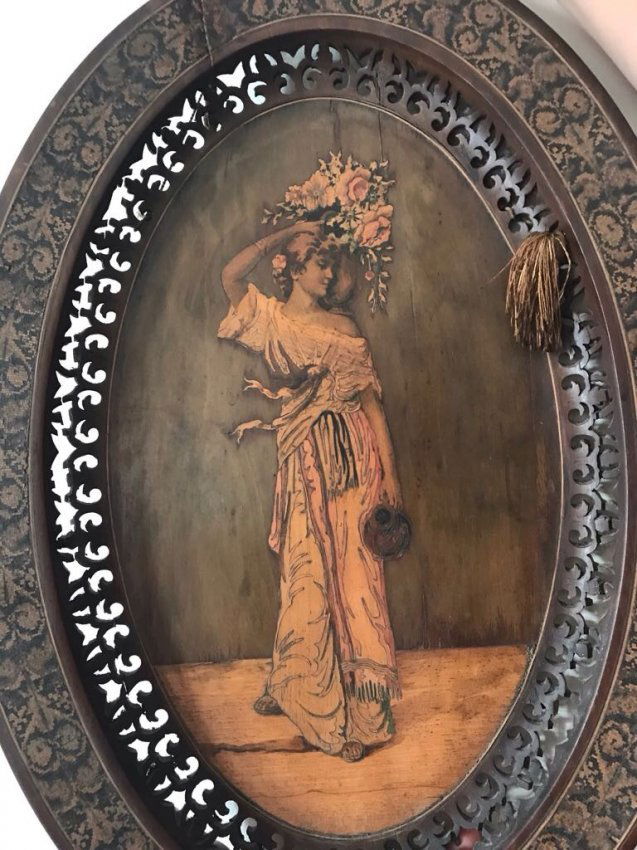 REFINED PAIR OF ITALIAN WOODEN HANDPAINTED PLATES (2) (1 of 8)