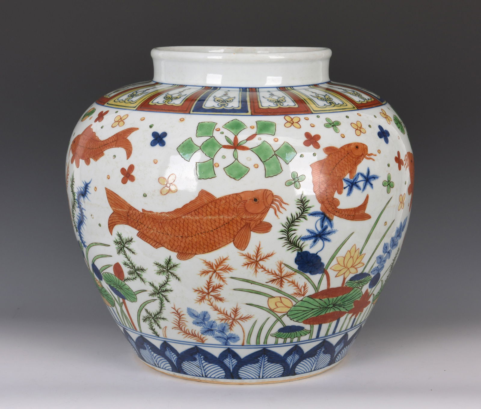 A RARE WUCAI 'FISH' JAR JIAJING MARK (1 of 12)