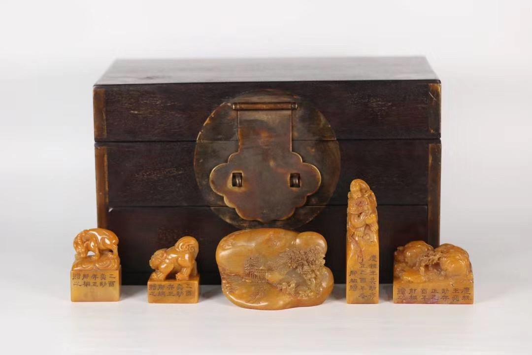 A GROUP OF FIVE CARVED TIANHUANG SEALS IN ZITAN BOX (1 of 9)