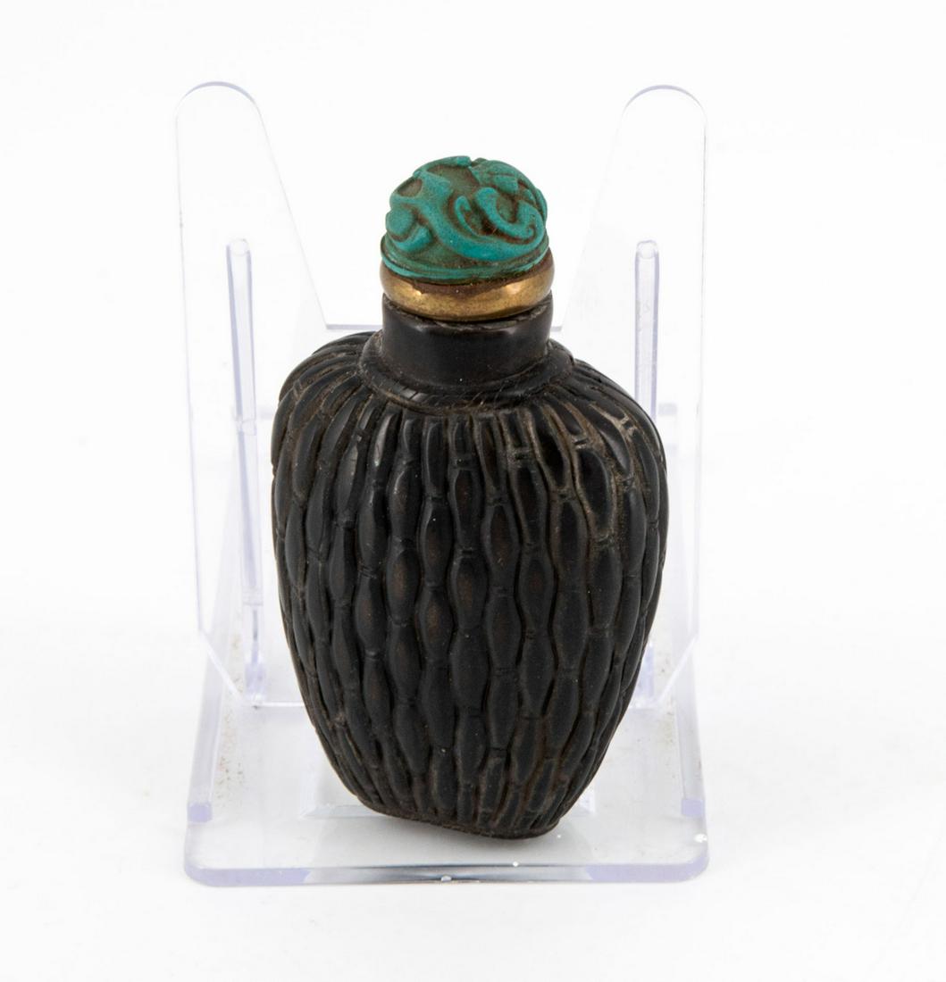A Rare Black Jade Snuff Bottle, China, Qing Dynasty, 18/19th Century: A Rare Black Jade Snuff Bottle, China, Qing Dynasty, 18/19th Century Height :6.6 cm Condition: For a detailed condition report, please contact us at info@hammersite.com