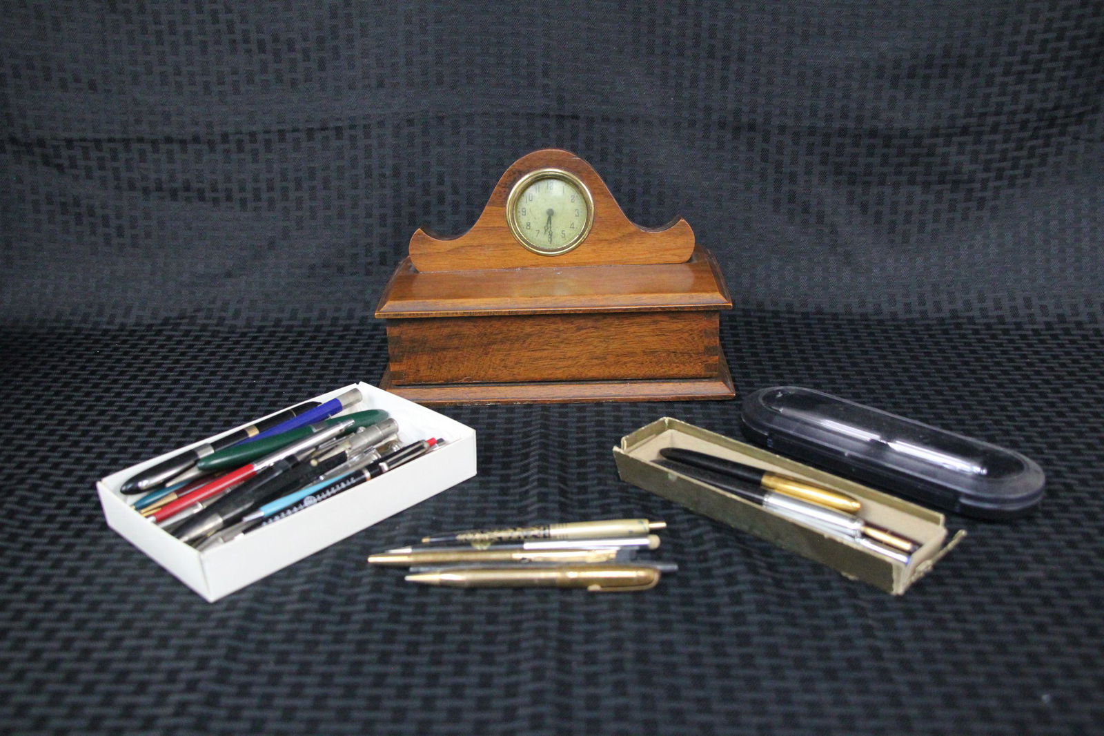 A vintage table clock with pen pieces (1 of 6)