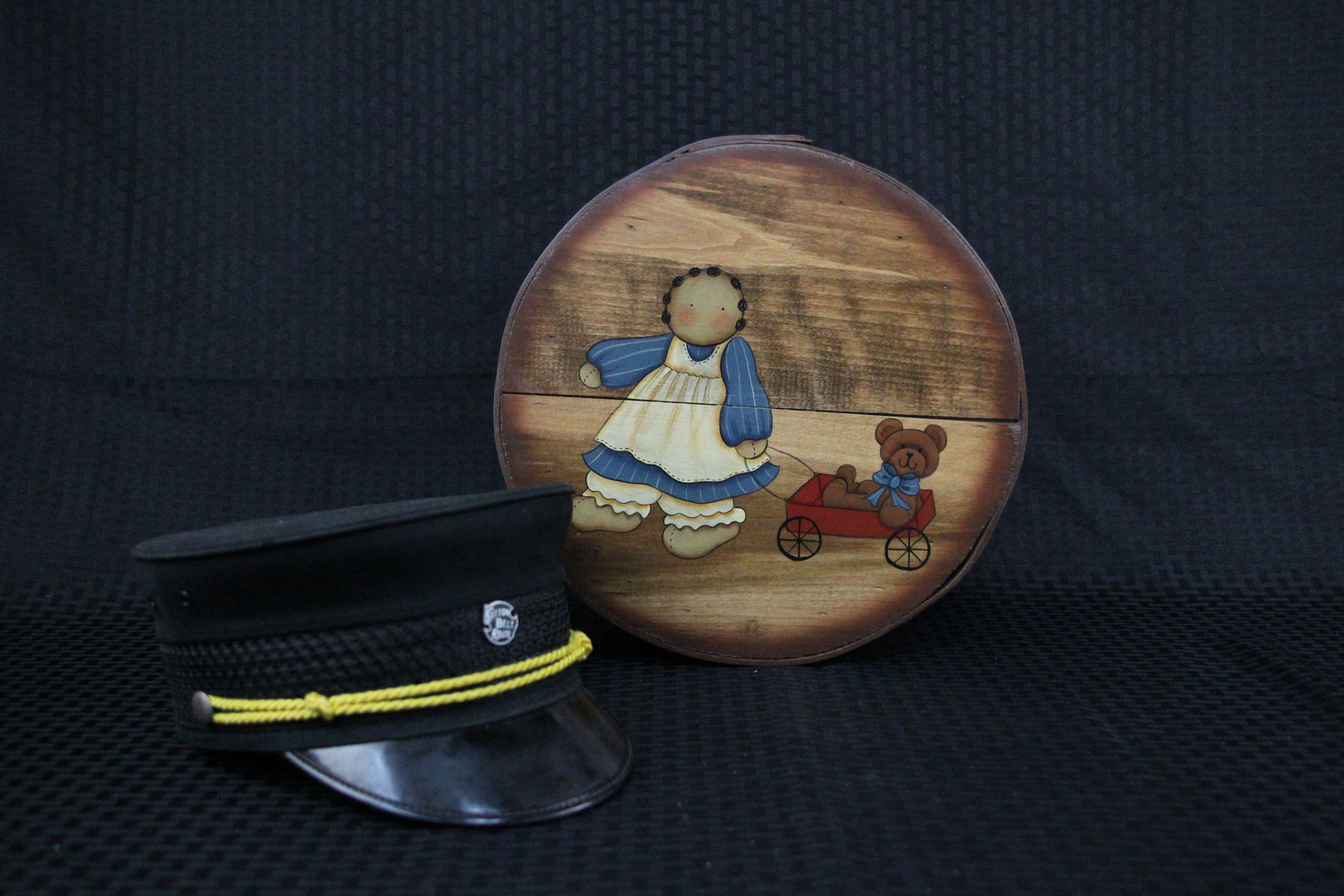 A vintage railroad worker cap w/box: A vintage railroad worker cap w/box, L: 11"