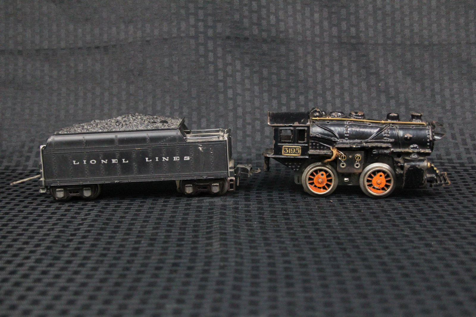 American Flyer metallic train with Lionel Lines: American Flyer metallic train with Lionel Lines metallic train , L:8.5"