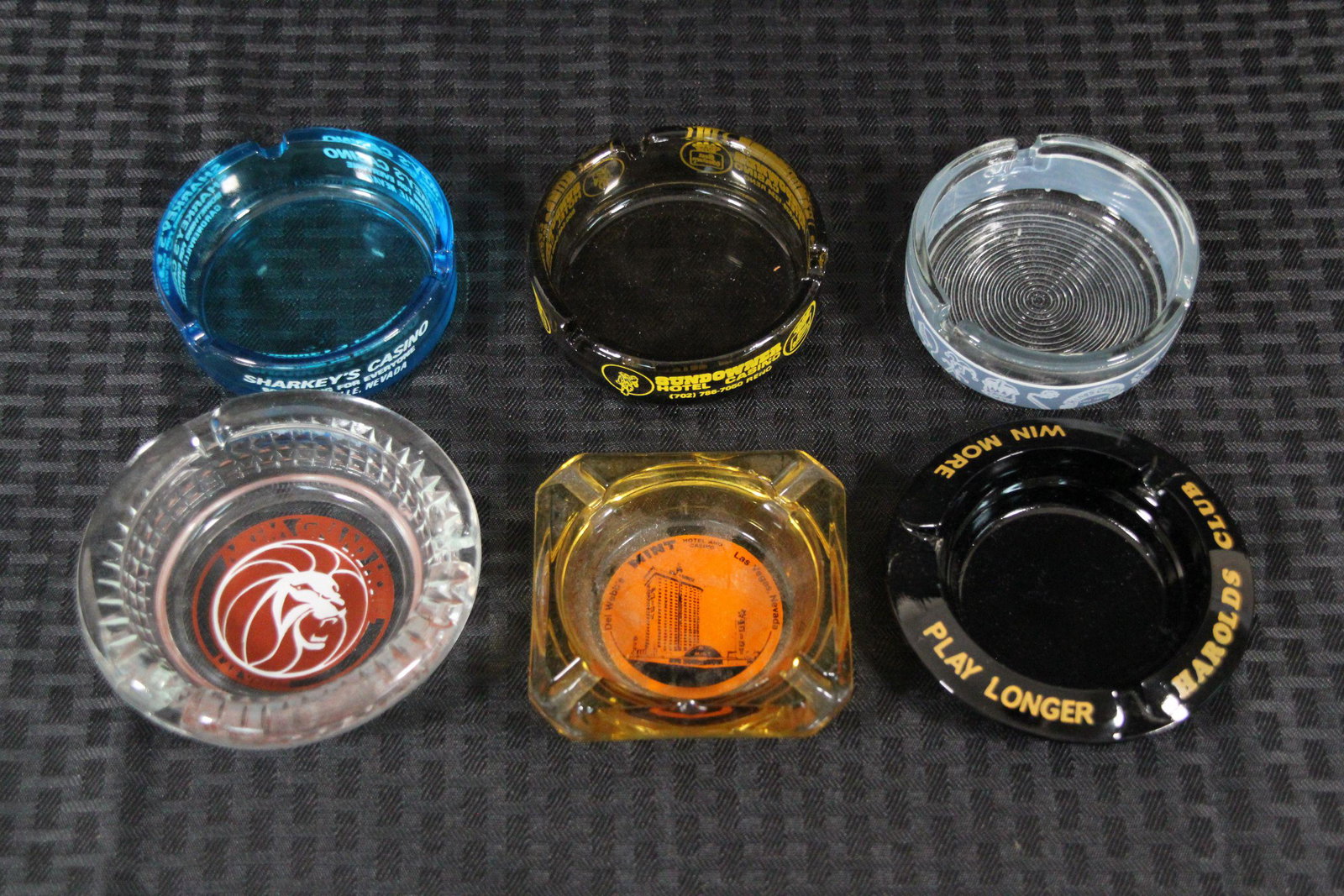 6 pieces vintage Las Vegas glass ashtrays: 6 pieces ashtrays sell as is condition, average D: 5"