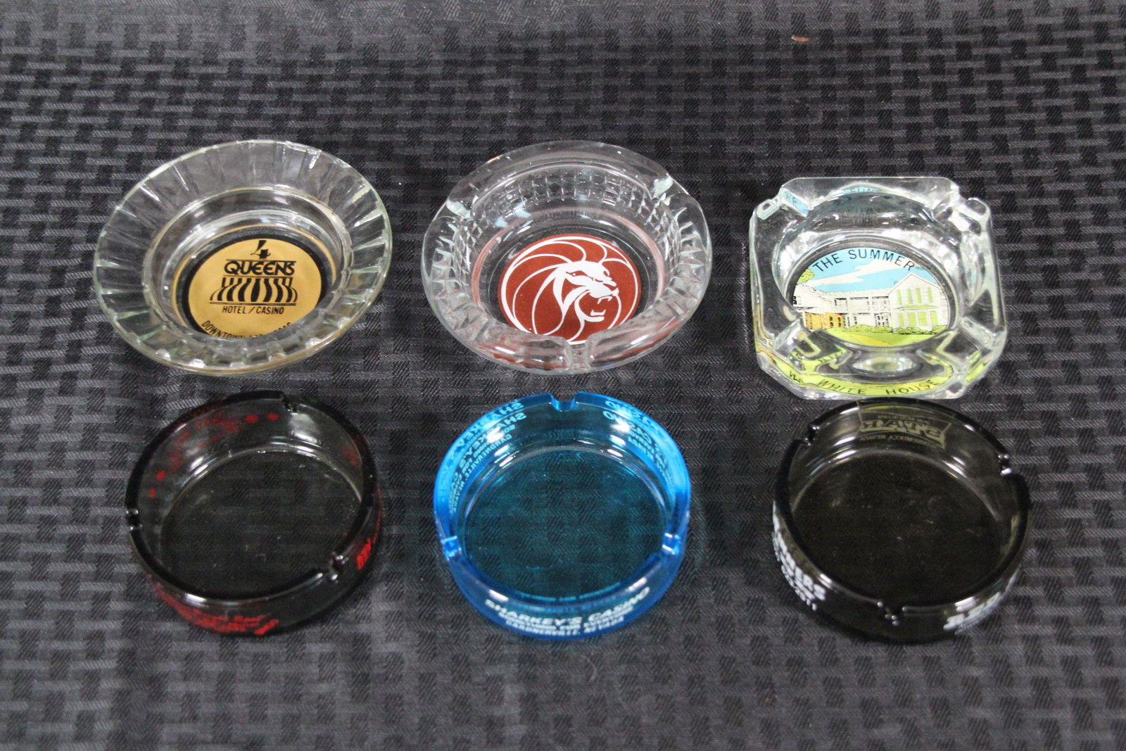 6 pieces vintage Las Vegas glass ashtrays: 6 pieces ashtrays sell as is condition, average D: 5"