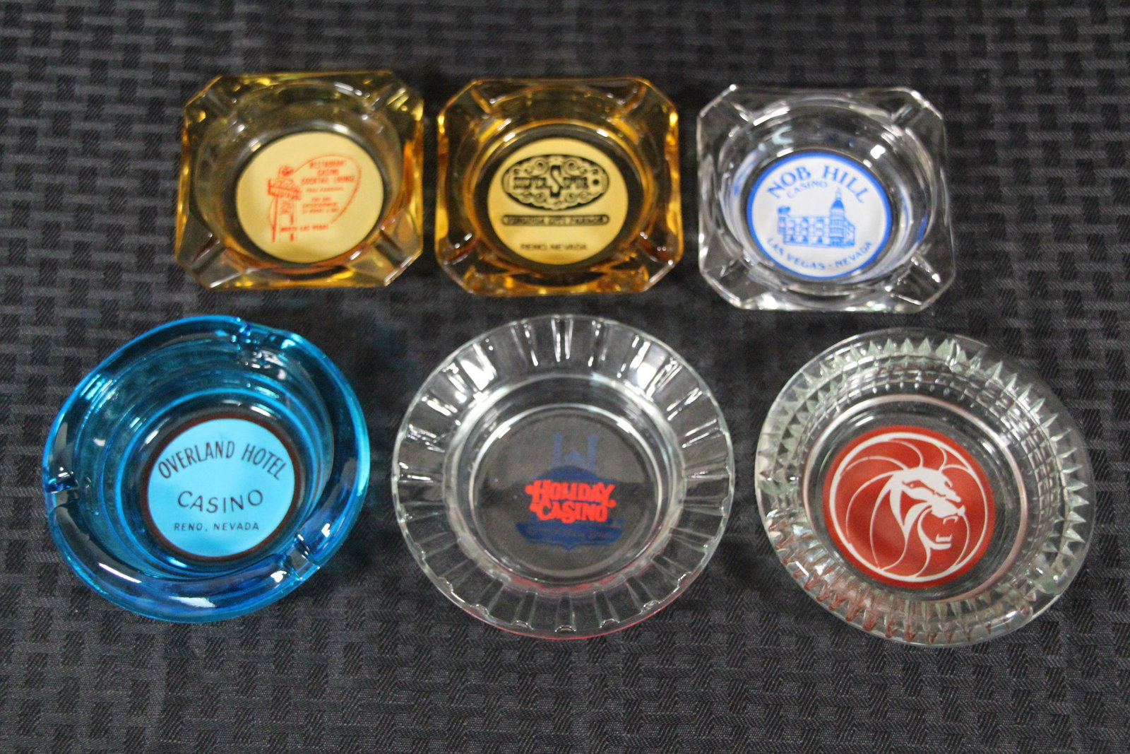 6 pieces vintage Las Vegas glass ashtrays: 6 pieces ashtrays sell as is condition, average D: 5"