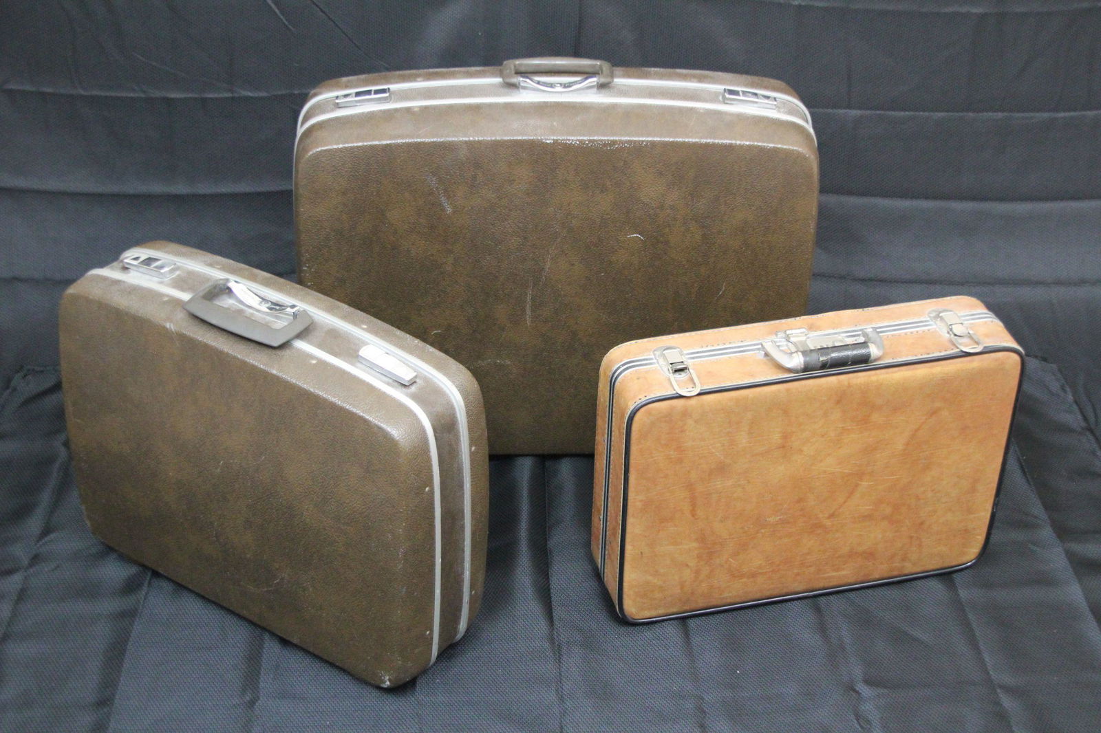 3 pieces large vintage luggages (1 of 6)