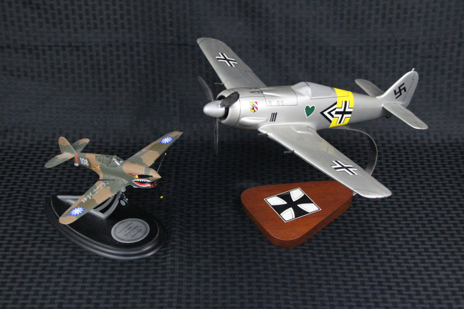 2 pieces vintage war airplane model with stand: 2 pieces vintage war airplane model with stand, Average L: 12.5"