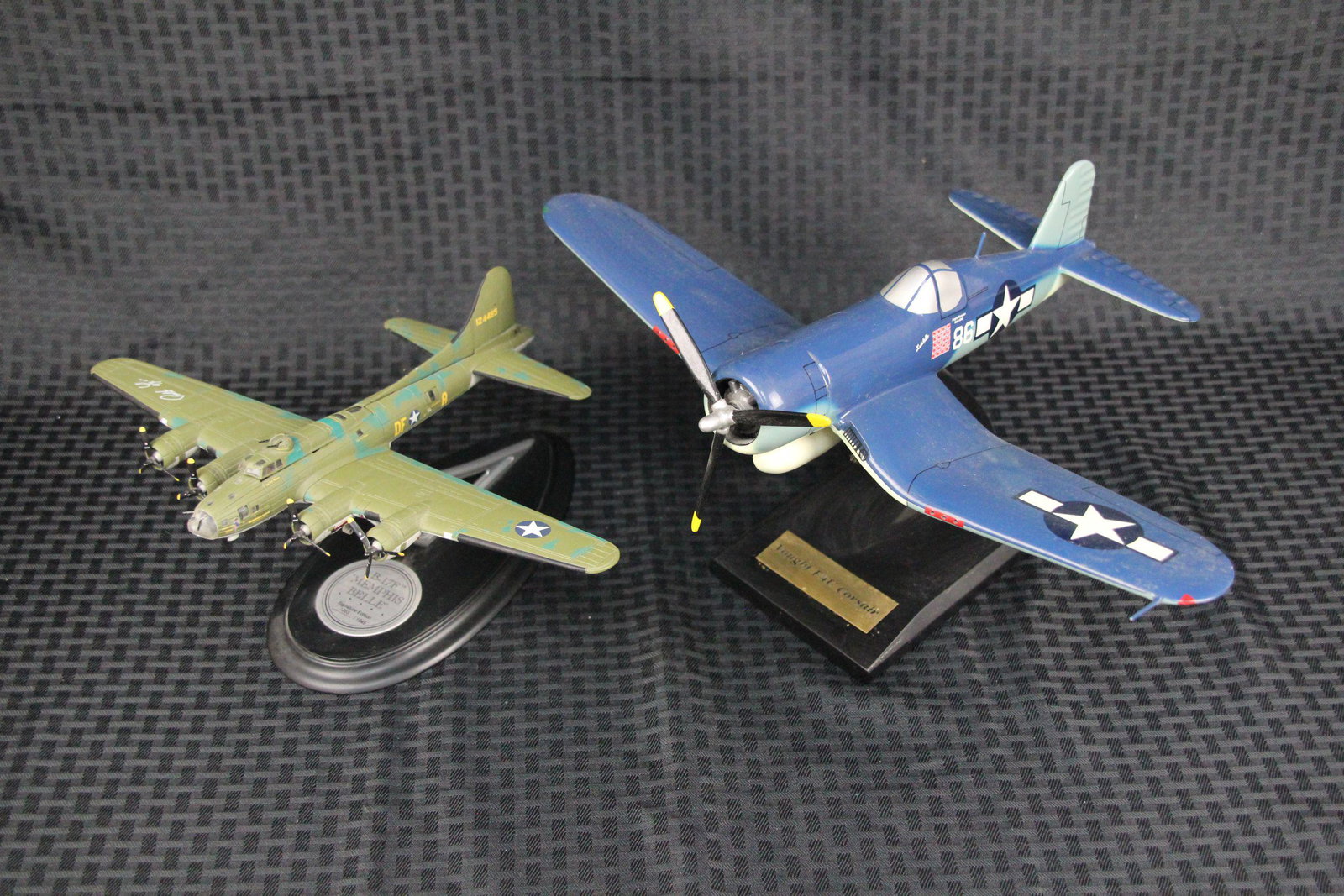 2 pieces vintage war airplane model with stand: 2 pieces vintage war airplane model with stand, Average L: 12"