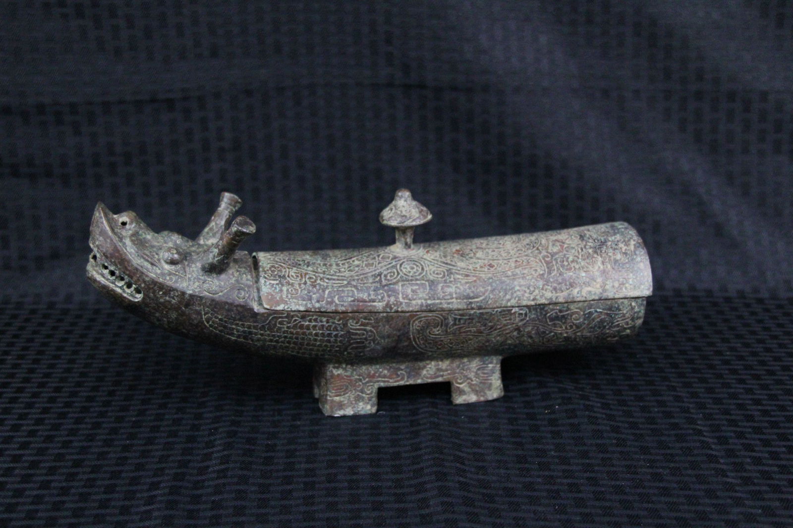 A Chinese archaic style bronze vessel with cover (1 of 6)