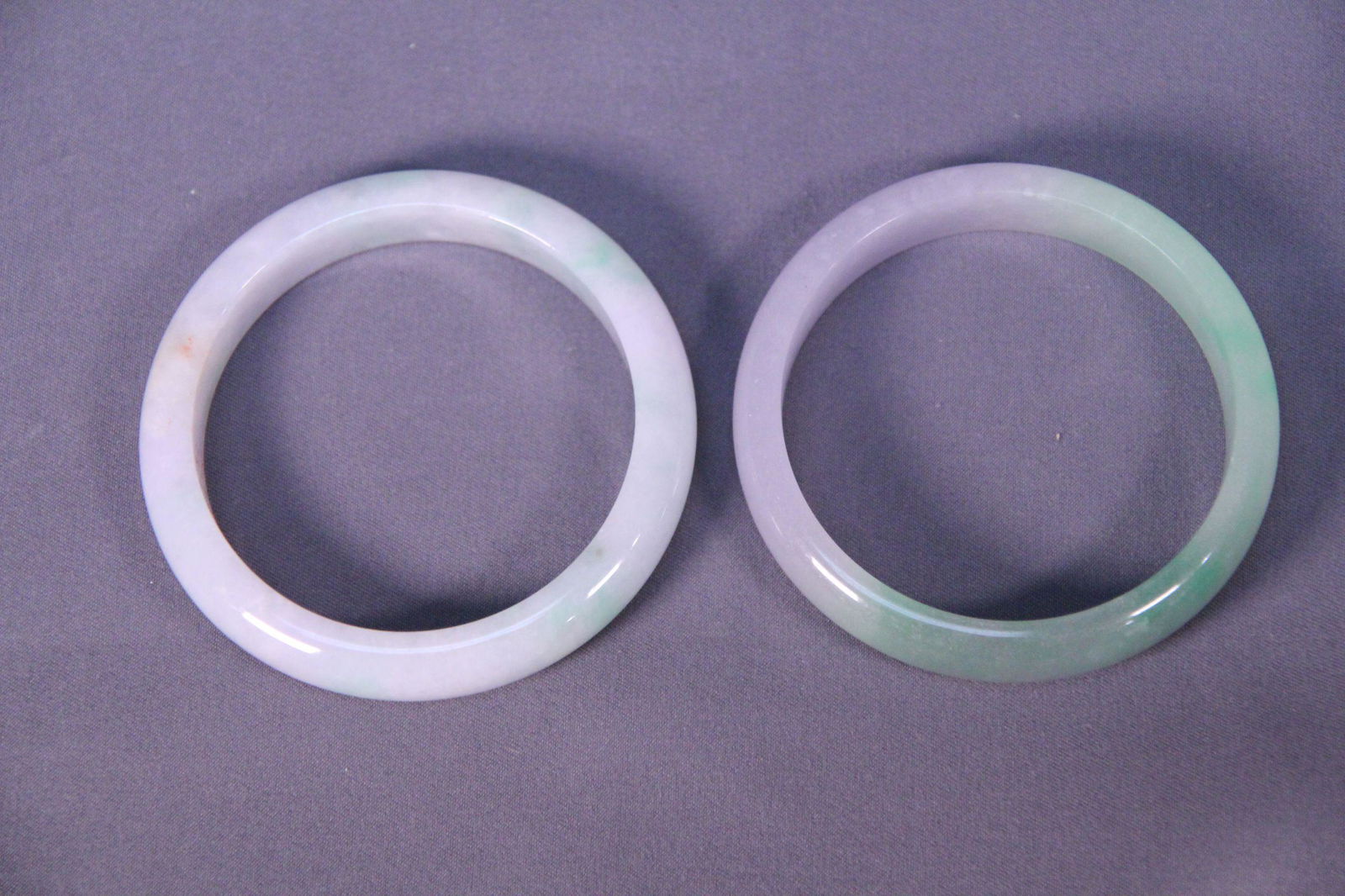 2 vintage jadeite bangle (1 of 6)
