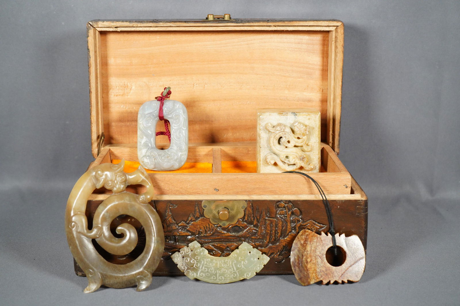 Chinese lots jade and box (1 of 6)