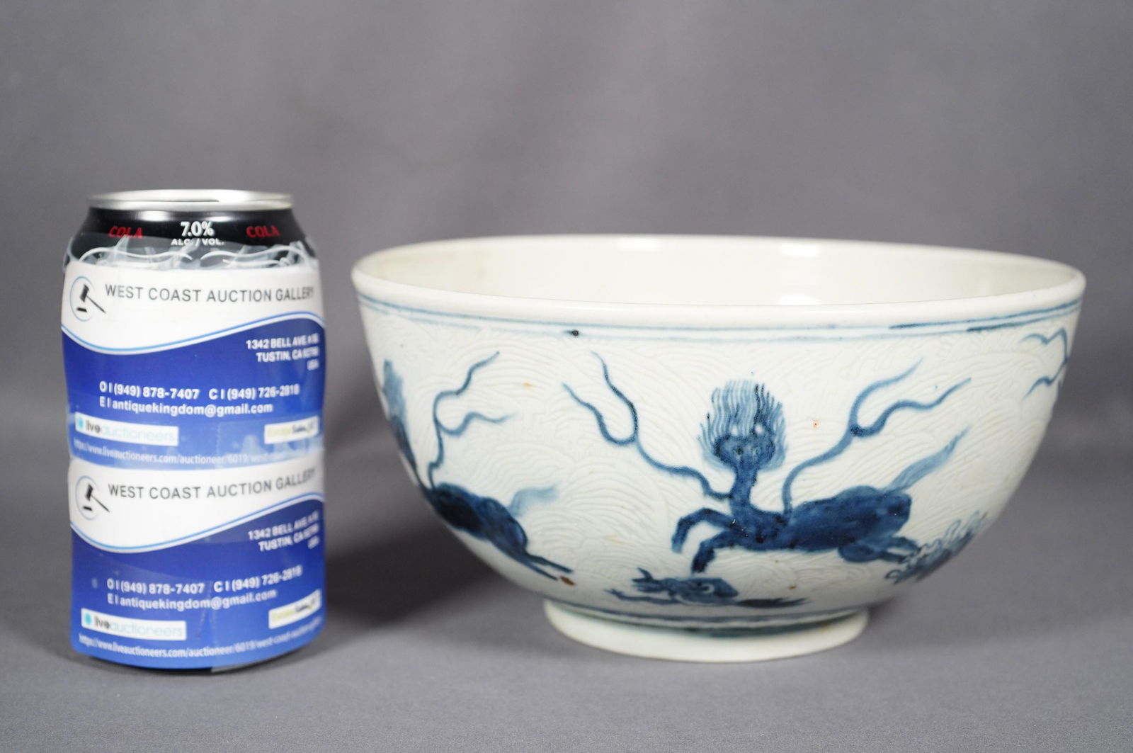 Chinese large b/w porcelain bowl (1 of 6)