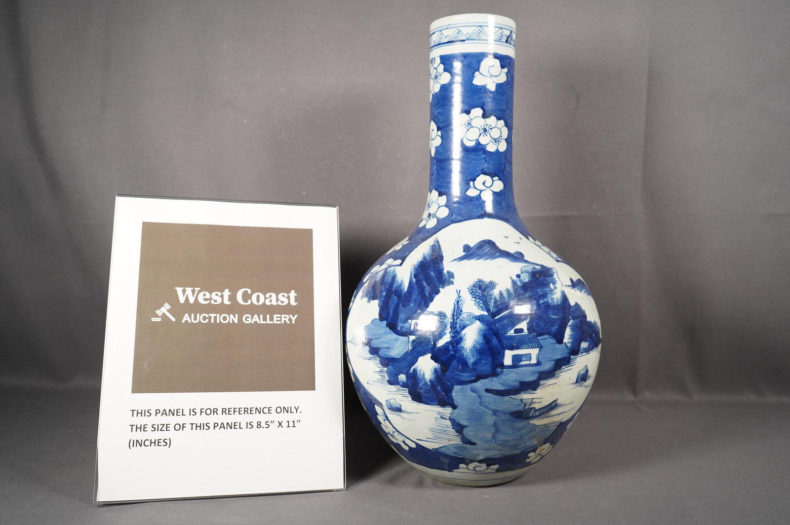 Chinese b/w porcelain vase (1 of 6)