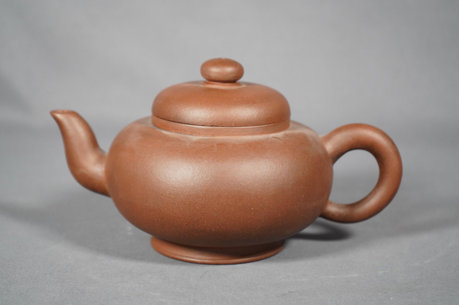 Chinese round teapot (1 of 6)