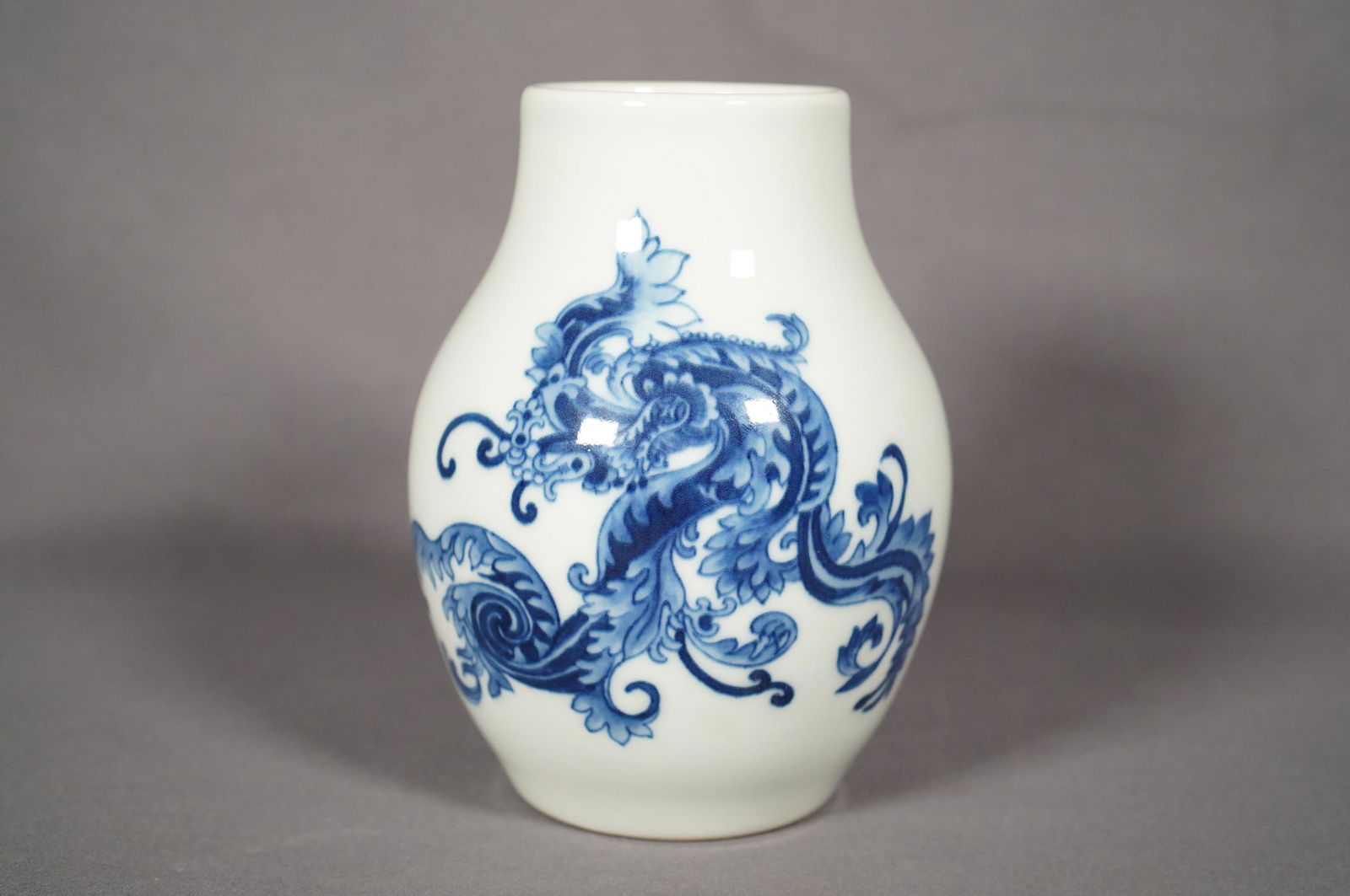 Chinese b/w jar vase (1 of 6)