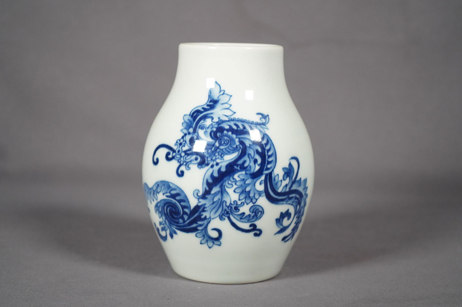 Chinese b/w jar vase (1 of 6)