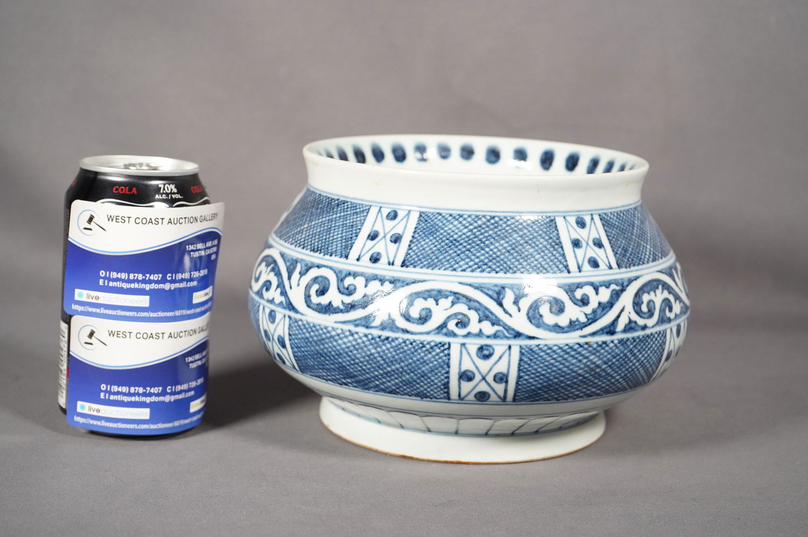 Chinese b/w open jar (1 of 6)