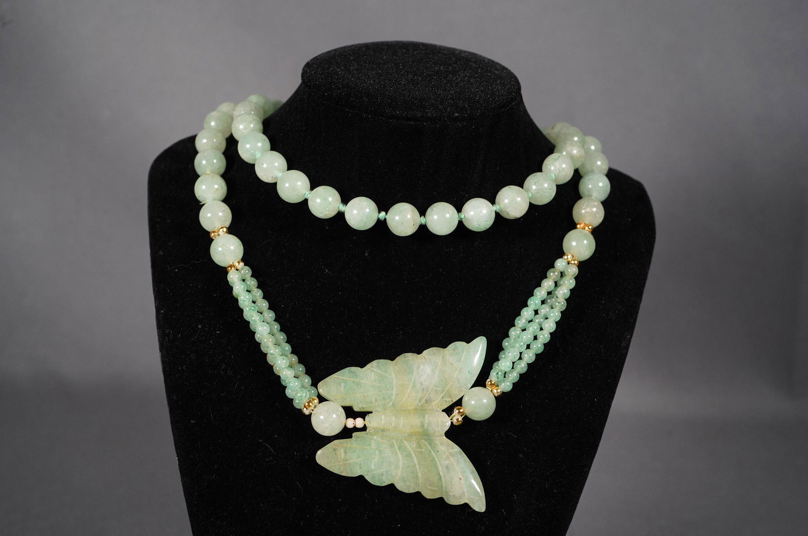 Chinese jadeite necklace (1 of 6)