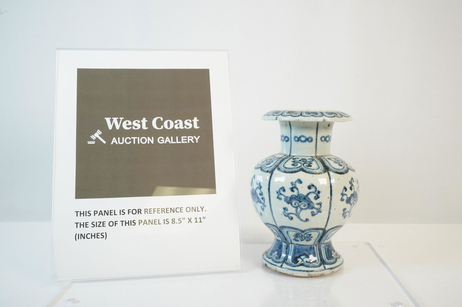 Chinese b/w jar vase (1 of 6)