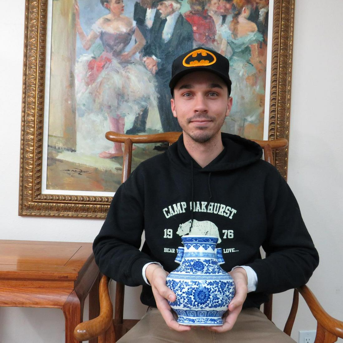 Chinese b/w handled vase (1 of 6)