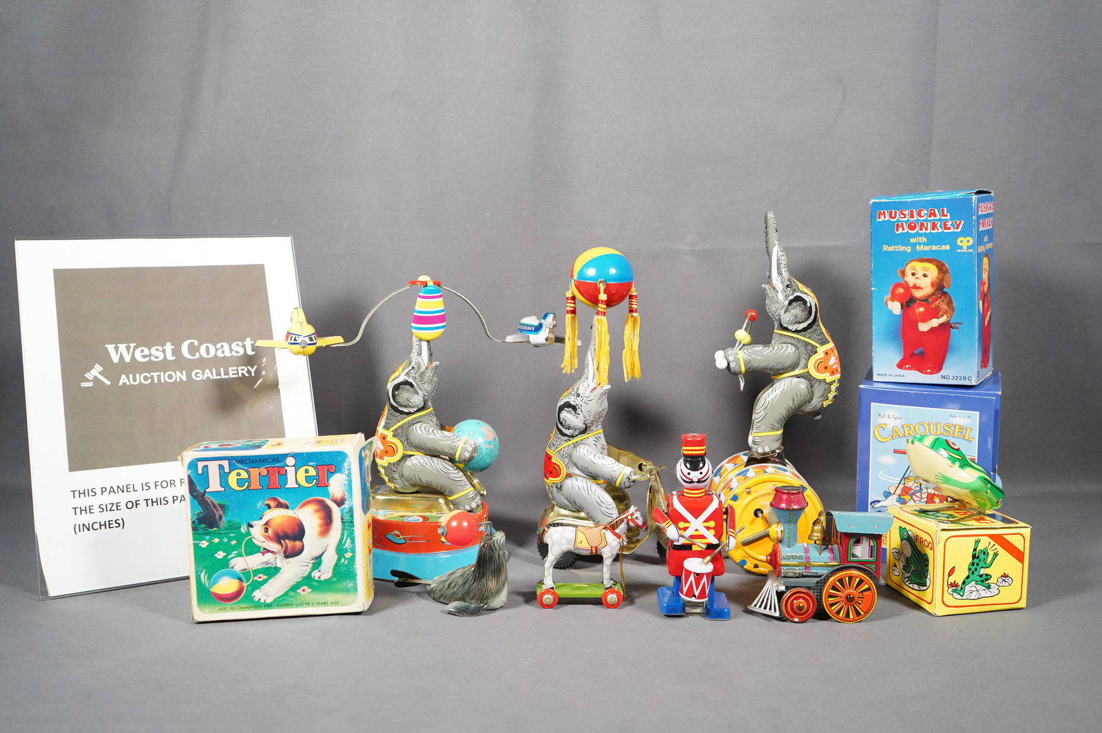 Lots of Circus toys: Lots of vintage circus-themed metallic toys, some has original box.
