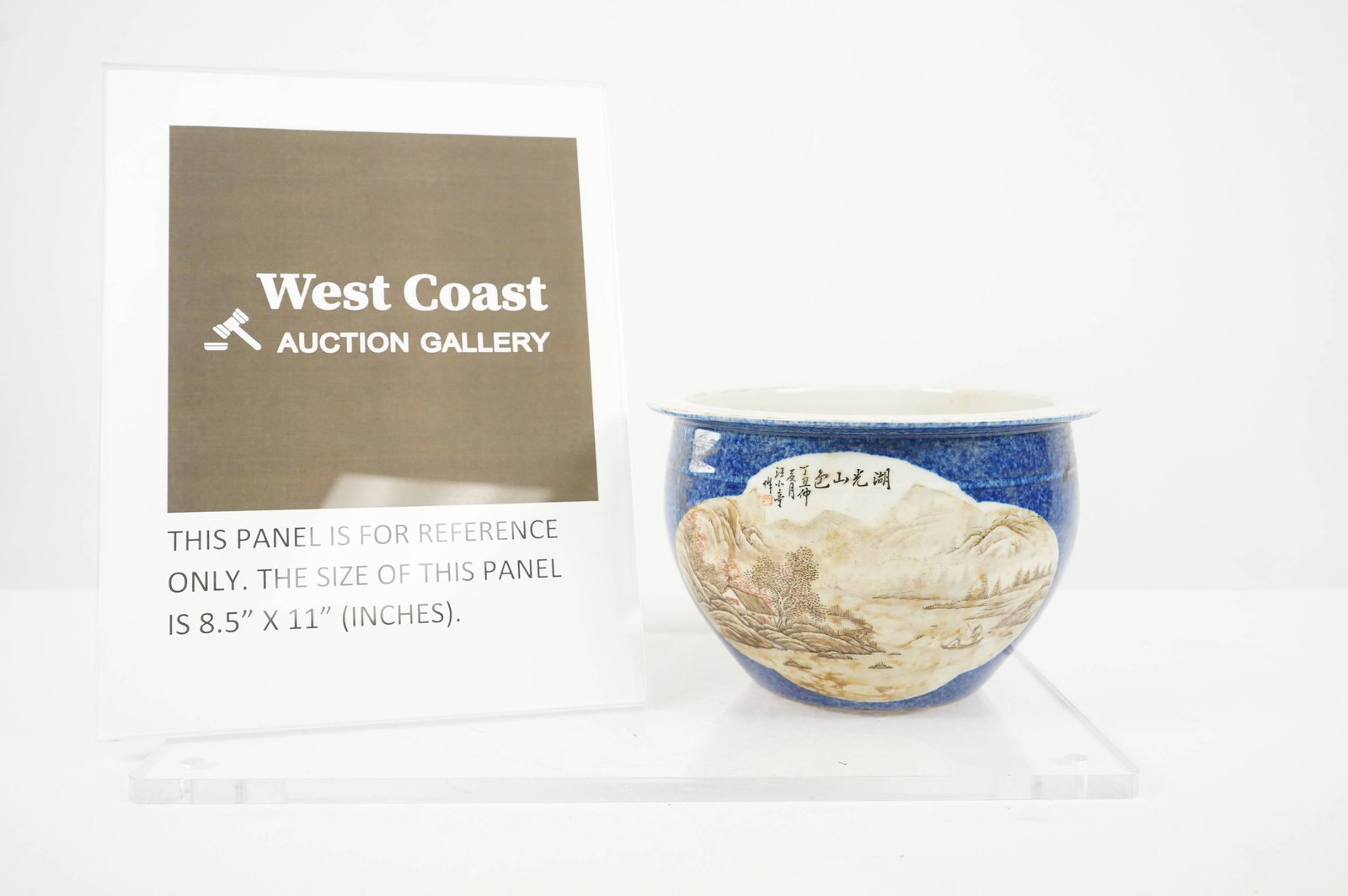 Chinese porcelain pot: Chinese porcelain pot, in a scenery motif.