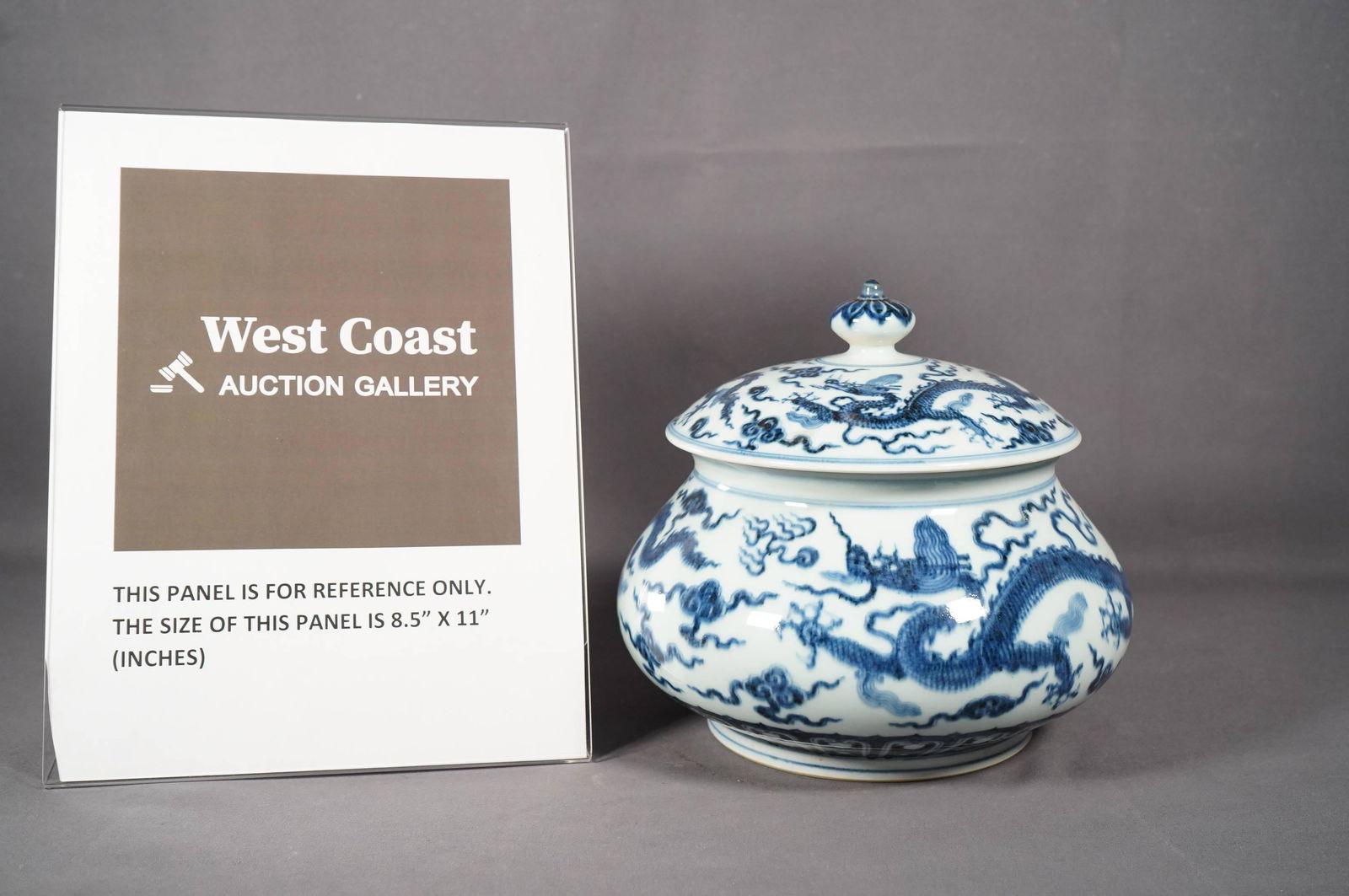 Chinese b/w lidded jar (1 of 6)