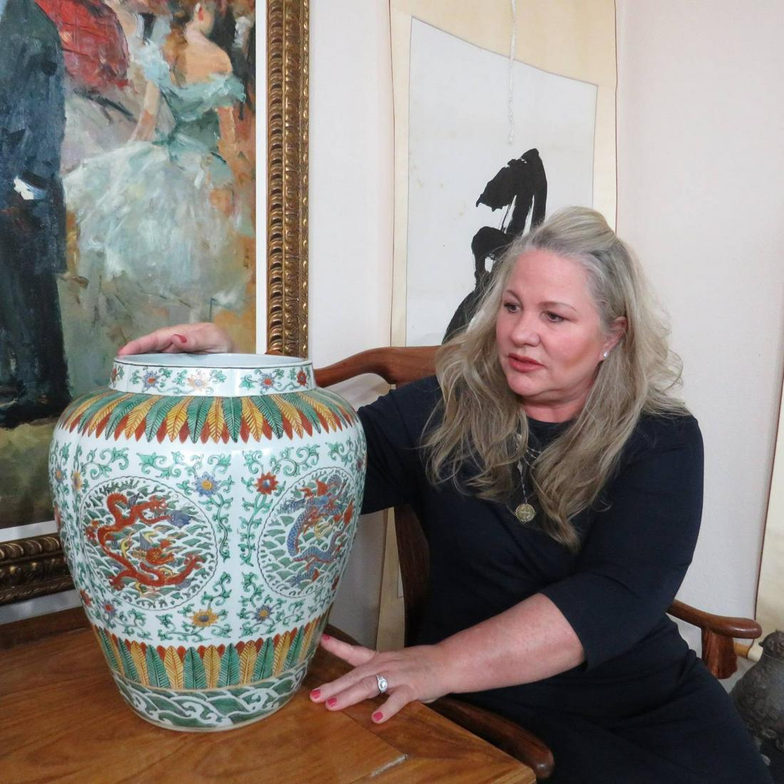 Chinese large dragon jar (1 of 6)