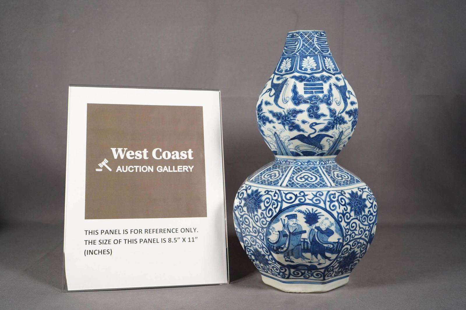 Chinese b/w gourd vase (1 of 5)